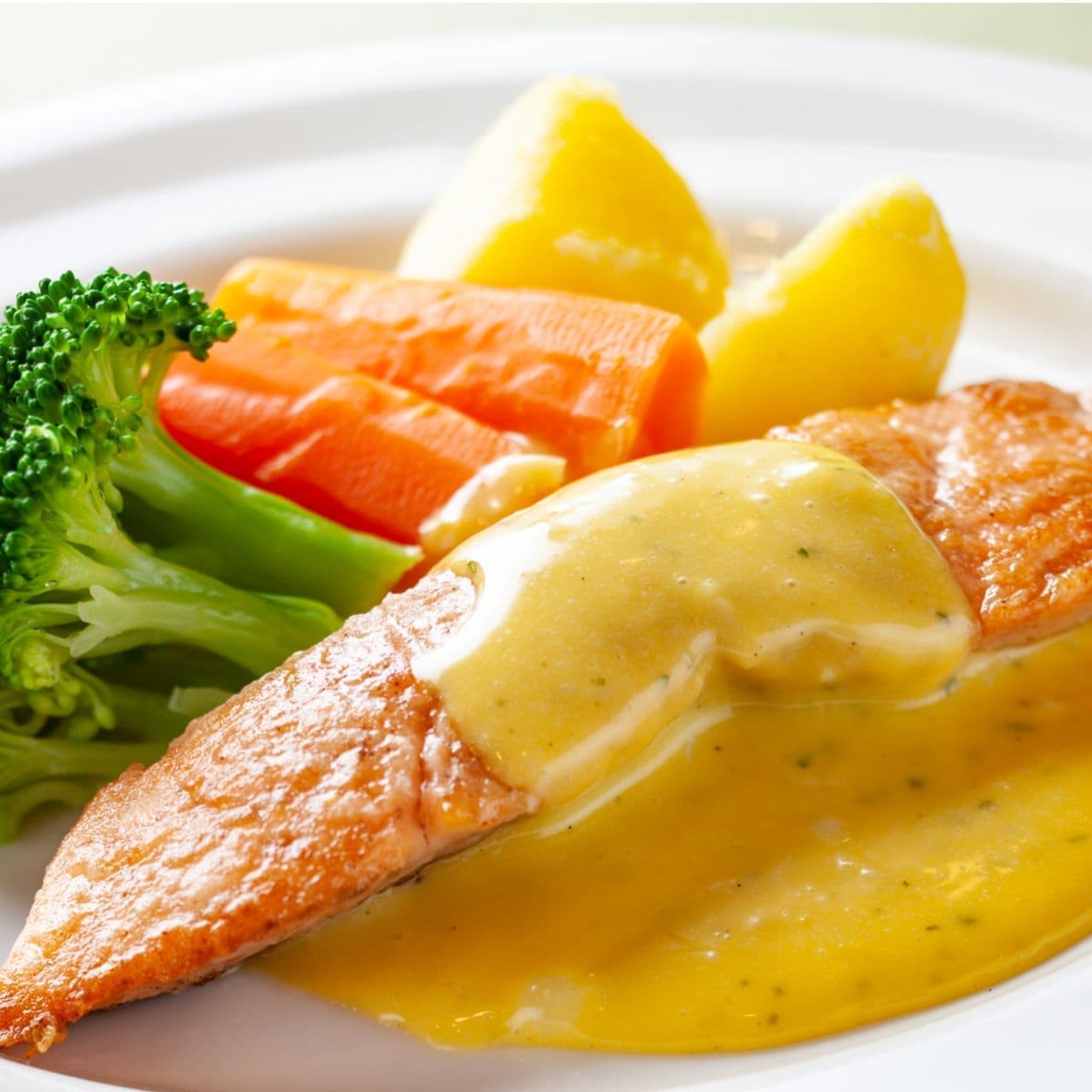 遊々舎の夕食例 サーモンムニエル