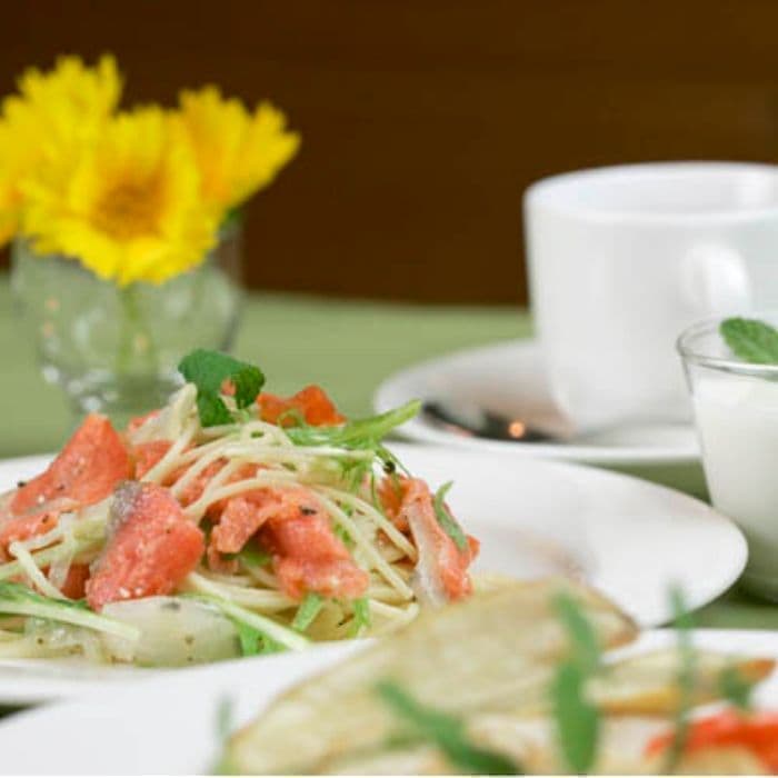 遊々舎の夕食例 サーモンパスタ