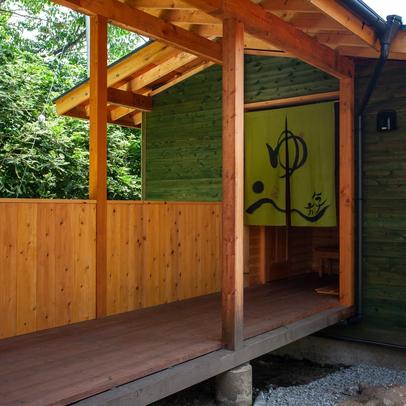 オーナー手作り温泉風呂　渡り廊下