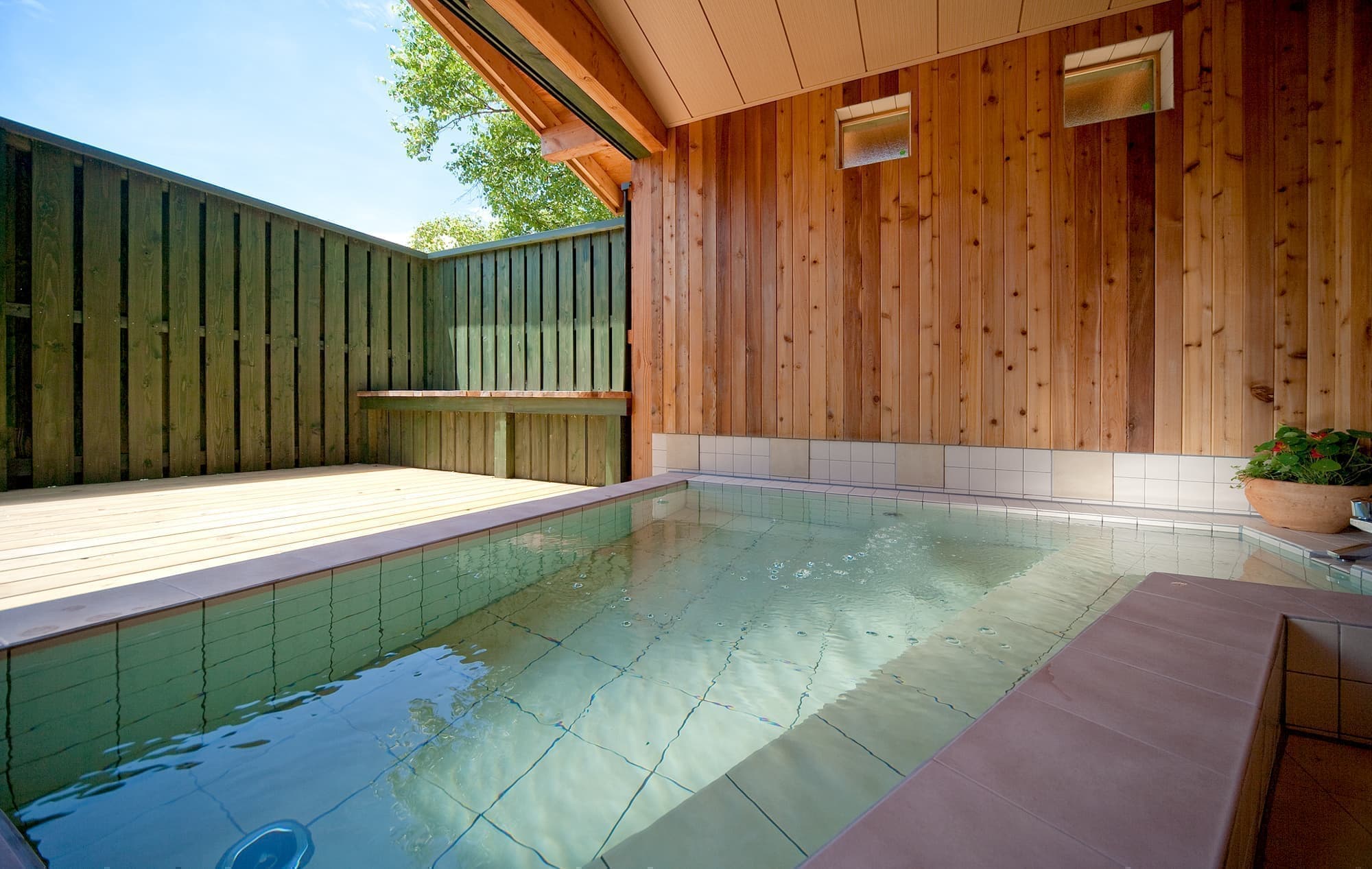 オーナー手作り温泉風呂　朝の光景