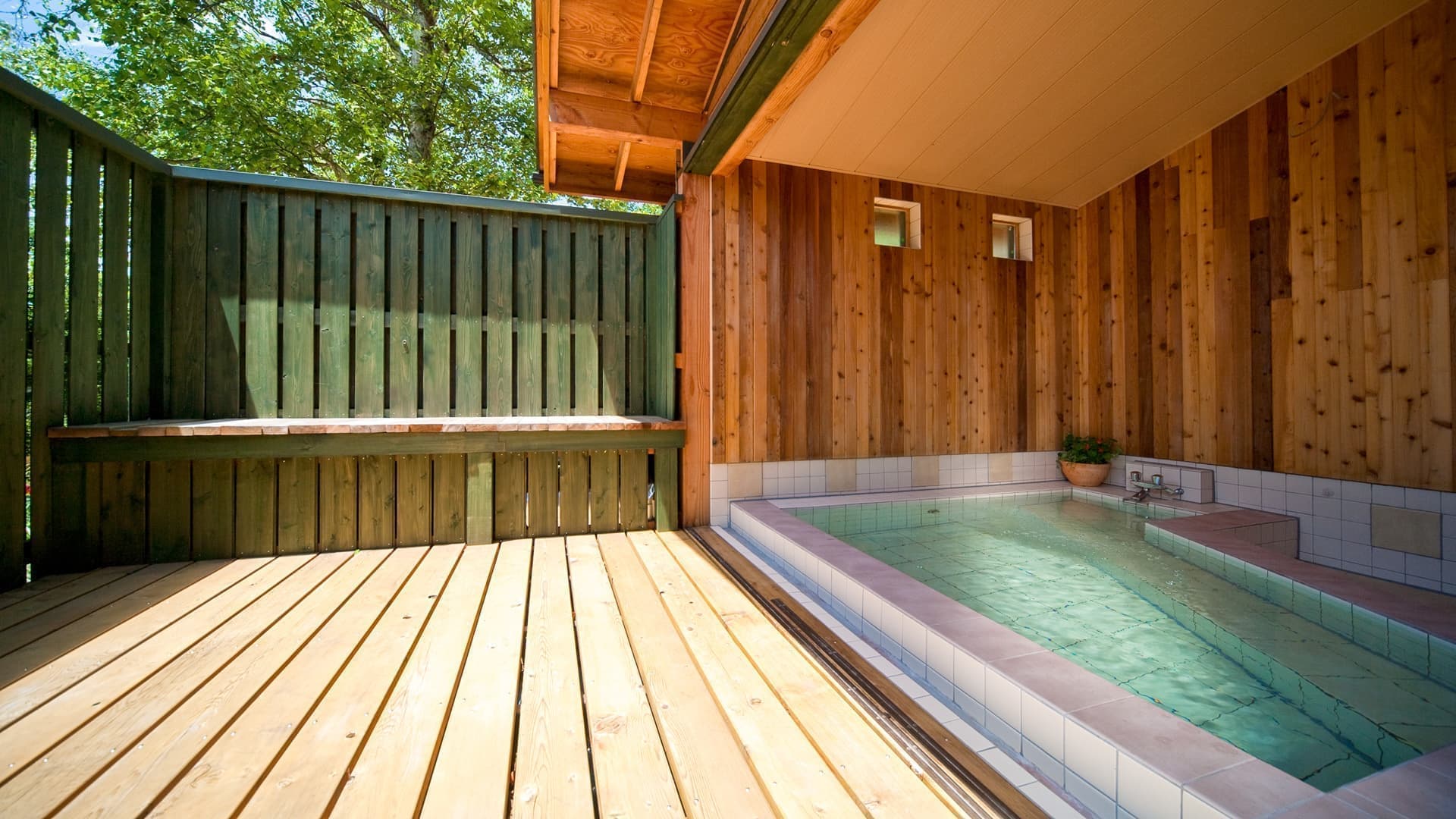 オーナー手作り温泉風呂　新緑の朝の光景