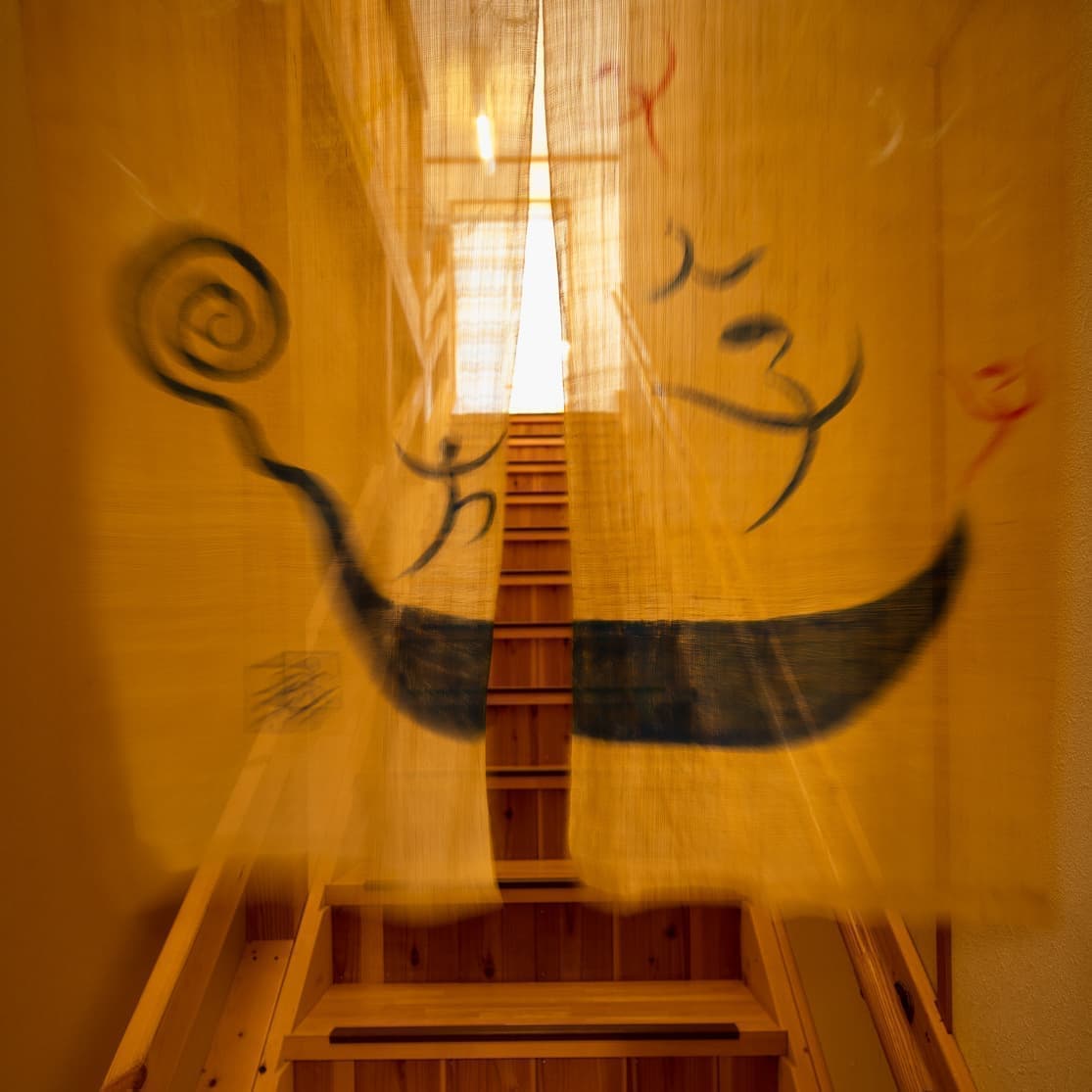 客室に登る階段の暖簾