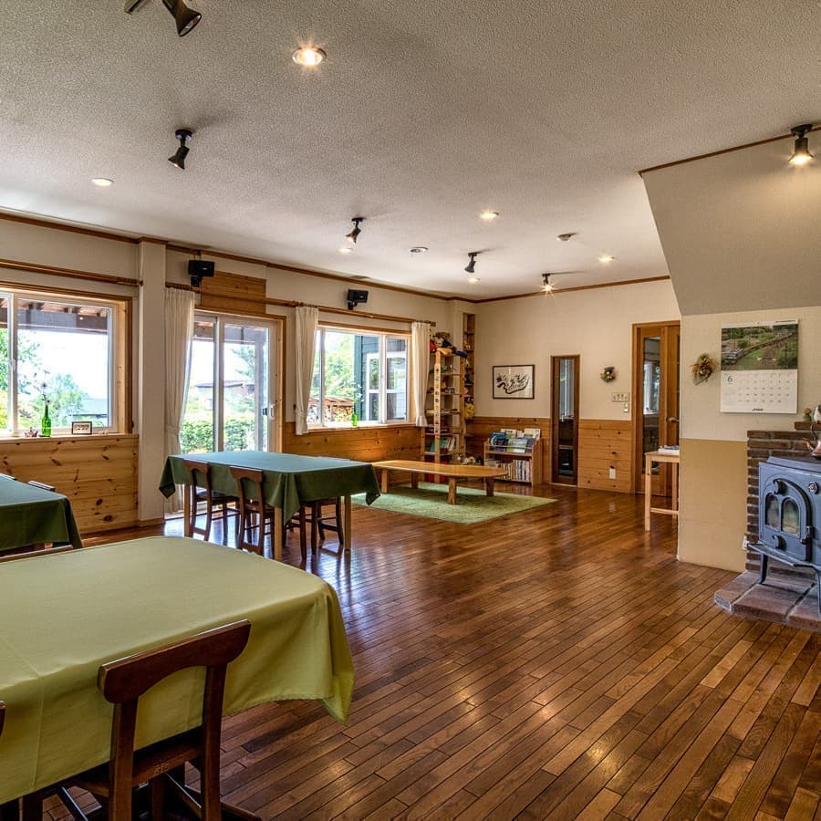 朝のダイニングルーム画像