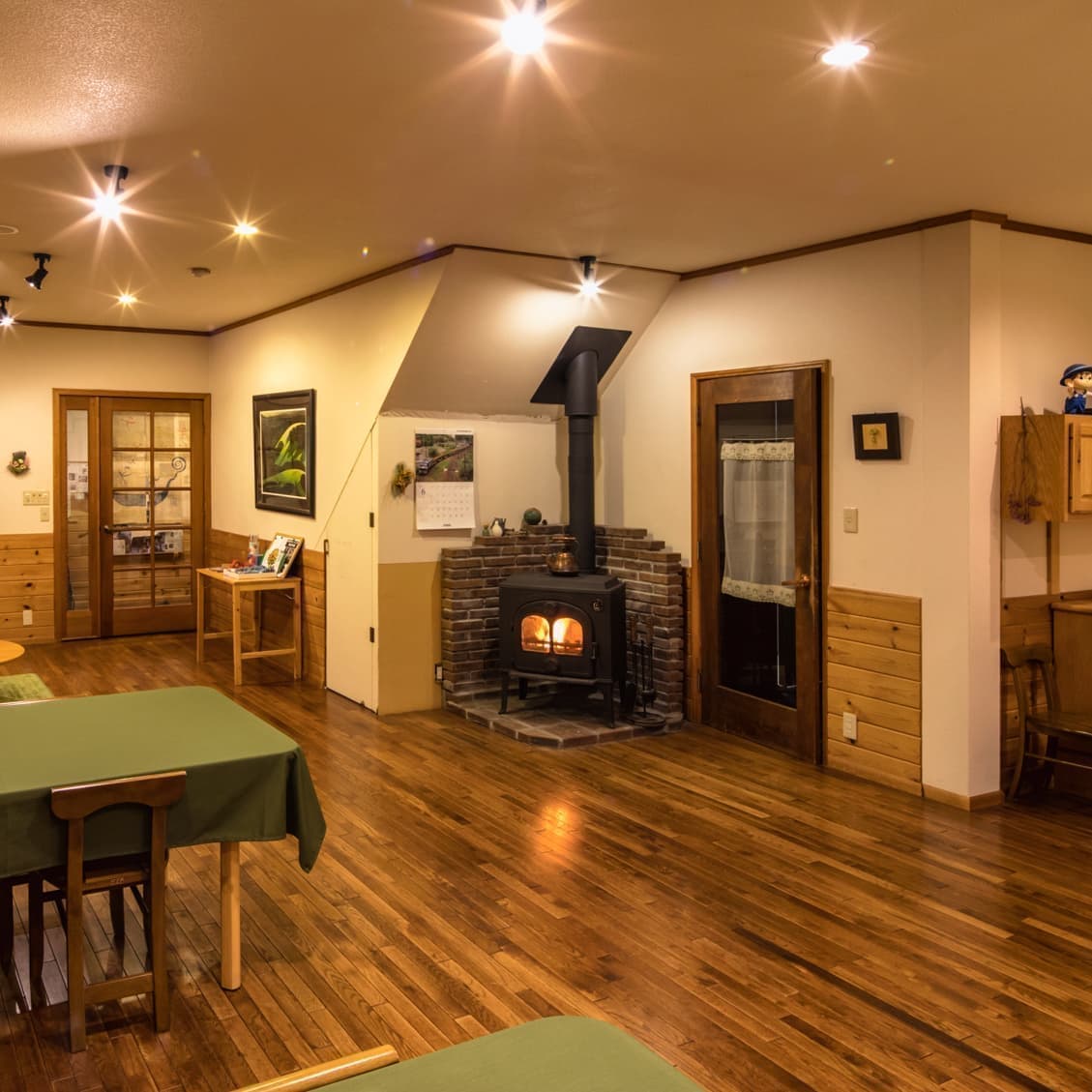 薪ストーブの燃えているダイニングルーム画像