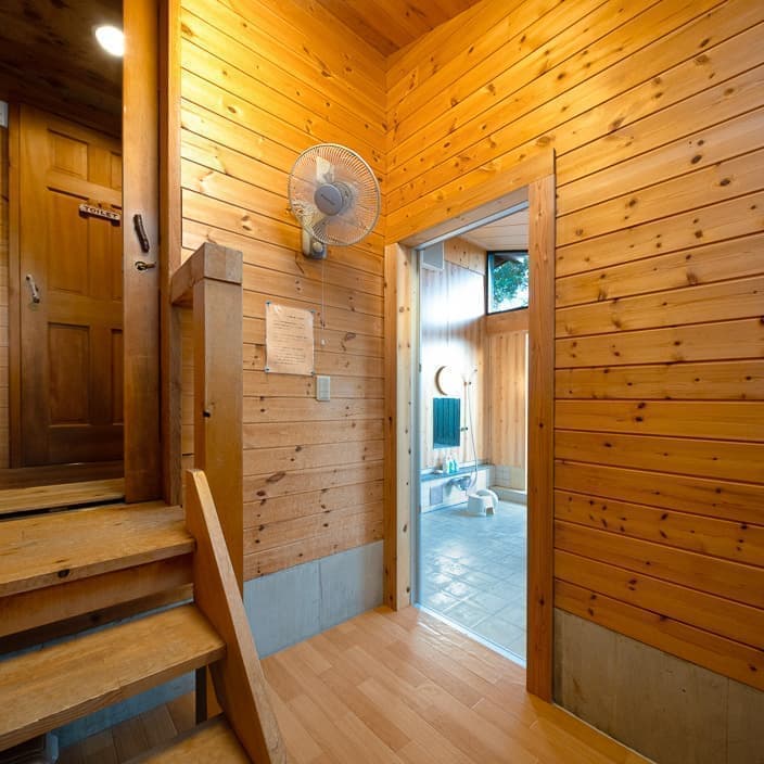 オーナー手作り温泉風呂　朝の光景