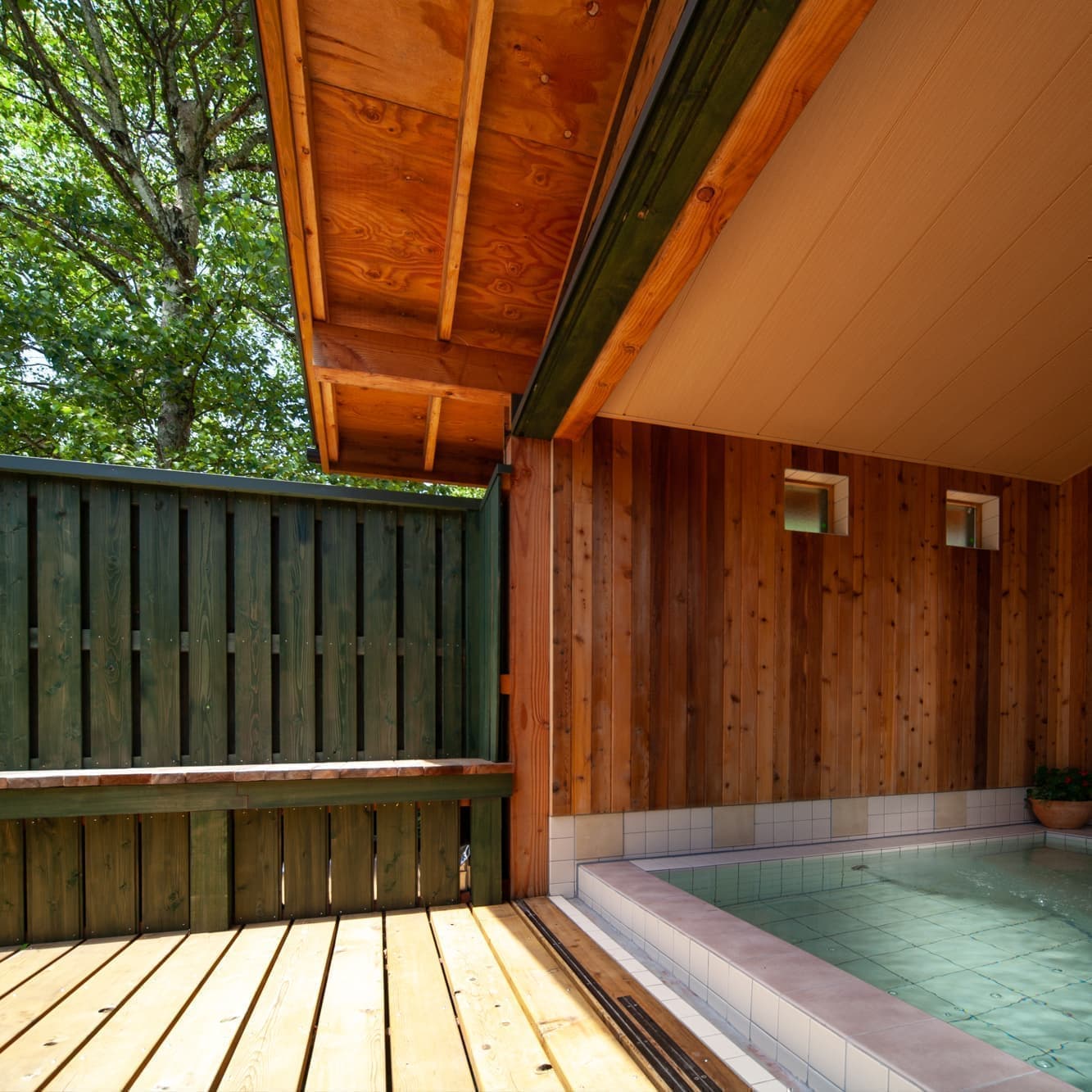 オーナー手作り温泉風呂　渡り廊下