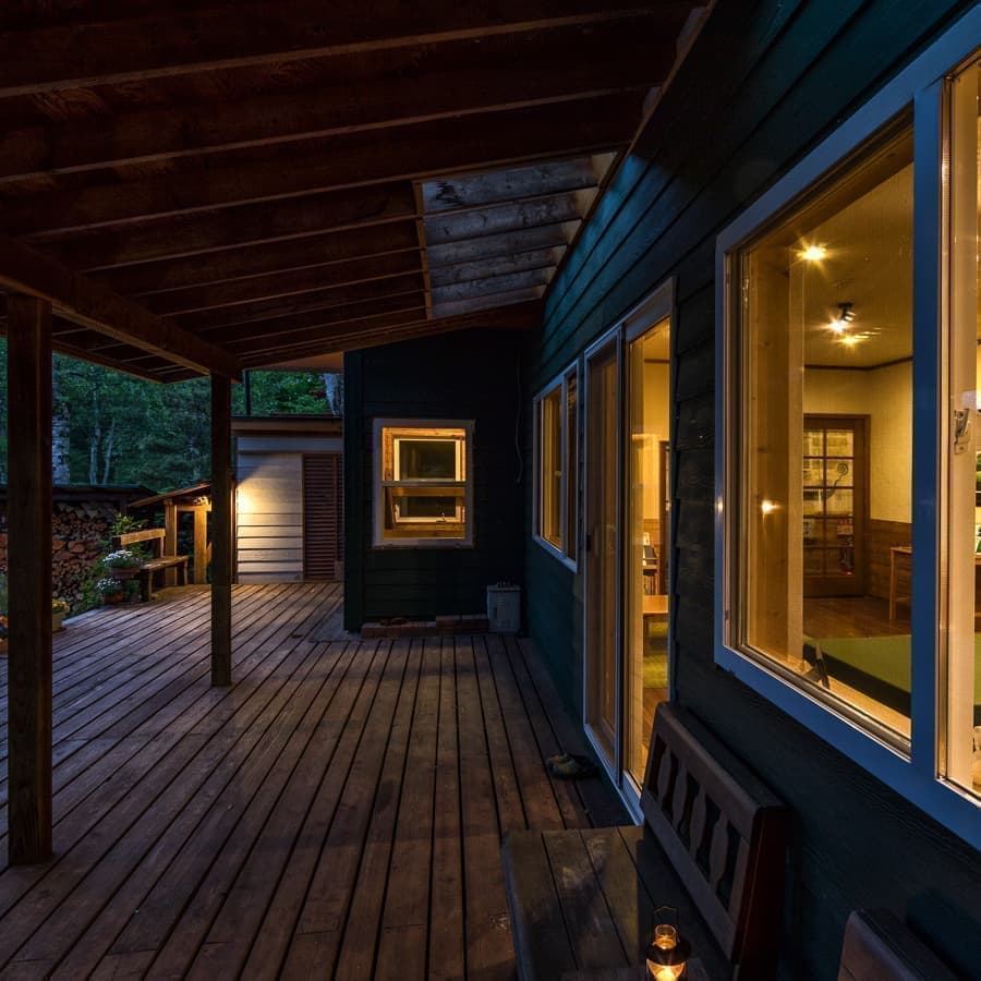 夕方のダイニングを外から見る