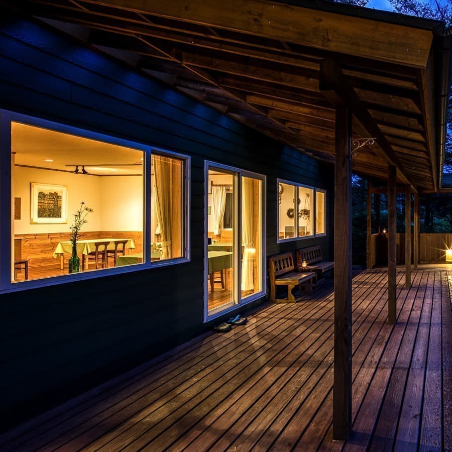 夕方のダイニングを外から見る